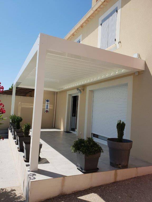 Pose d'une pergola bioclimatique à lames orientables FOURNIER sur Vaison La Romaine (84) pour une villa contemporaine