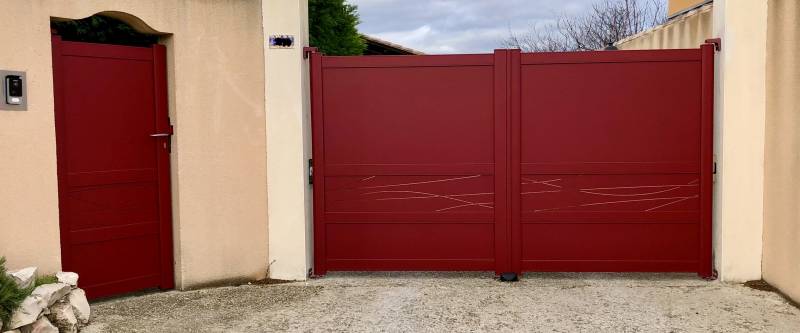 Fourniture et pose d’un portail battant et d’un portillon en aluminium de marque KSM production sur la commune de Saint Saturnin Les Avignon dans le Vaucluse (84)